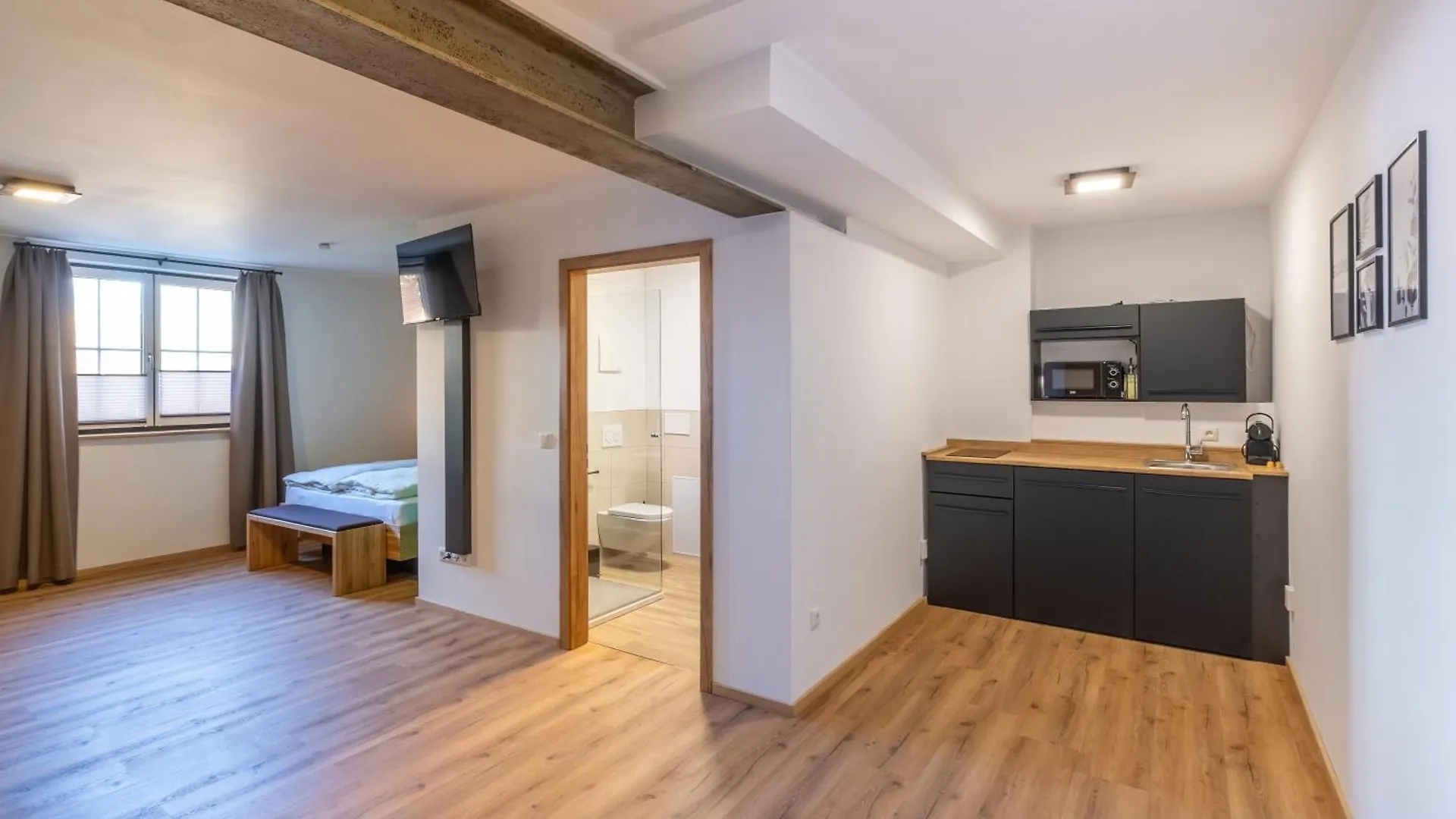 8Rooms - Altstadthotel ティルシェンロイト ゲストハウス