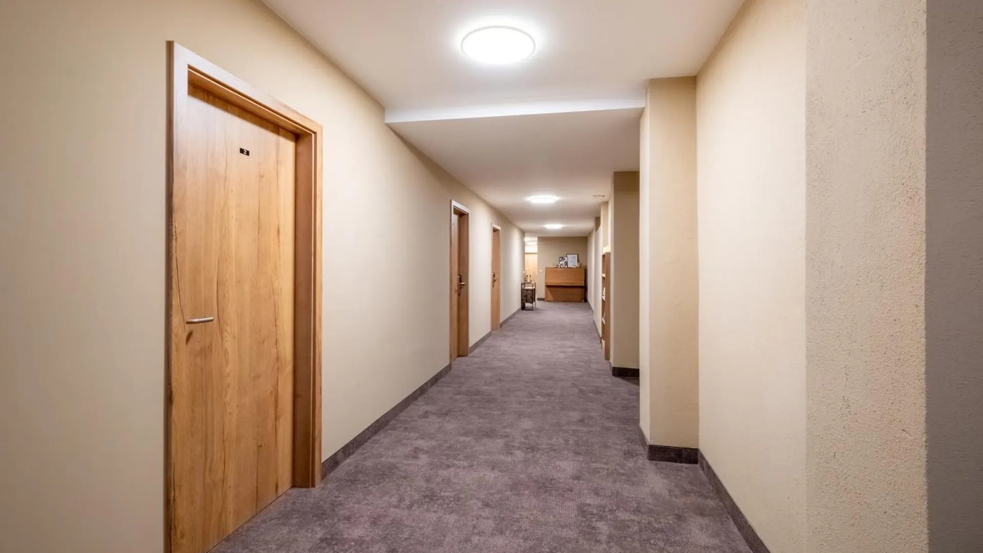 8Rooms - Altstadthotel ティルシェンロイト ゲストハウス